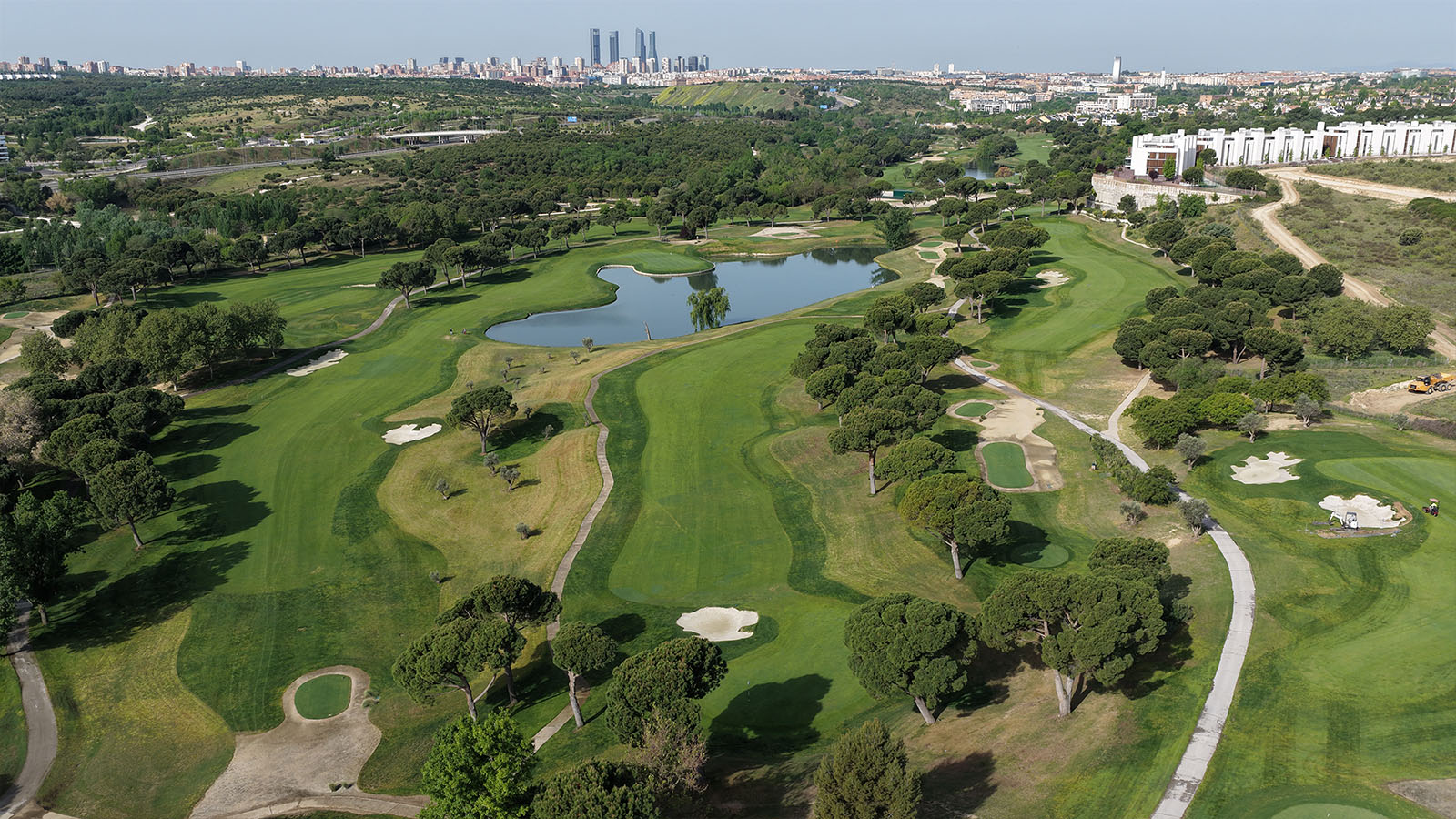 Vista aérea de un campo de golf imaginado en un valle — imagen conceptual generada con IA