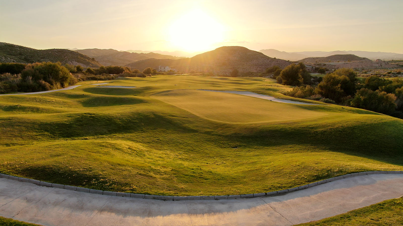 Campo de golf imaginado entre olivos y colinas — imagen conceptual generada con IA