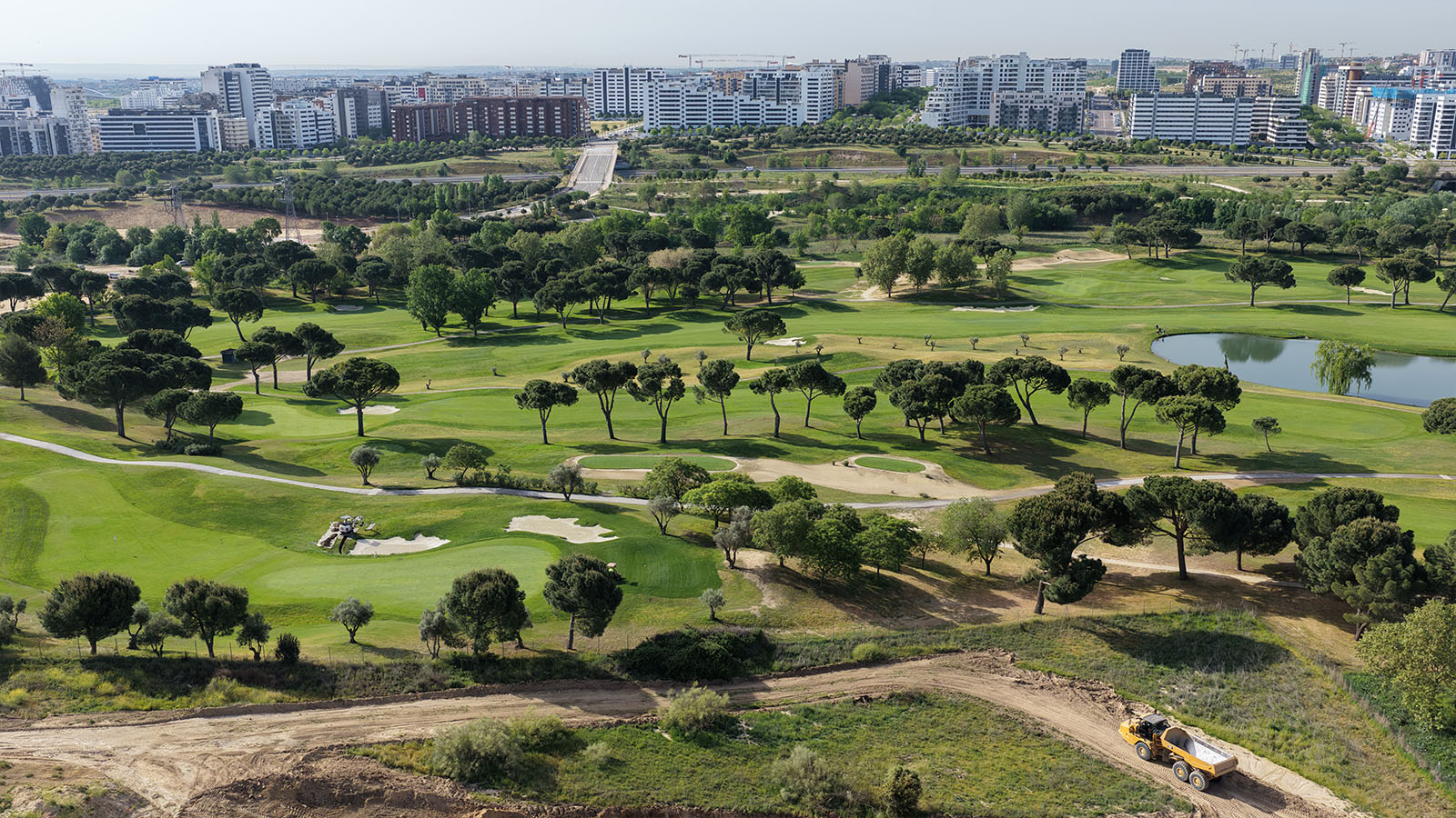 Campo de golf imaginado junto al mar y las dunas — imagen conceptual generada con IA