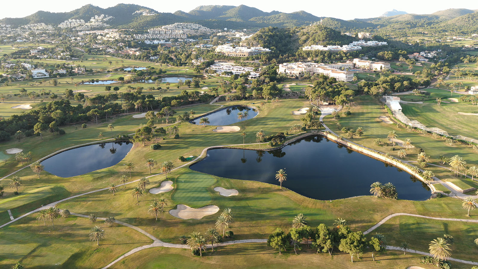 Green imaginado junto a un lago de montaña — imagen conceptual generada con IA
