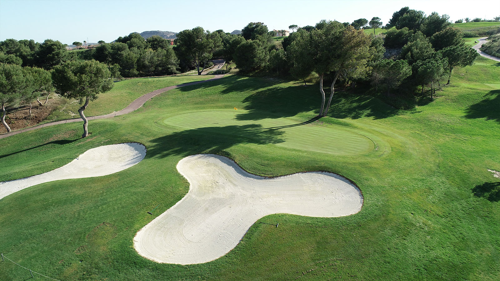 Campo de golf imaginado entre árboles y un arroyo — imagen conceptual generada con IA