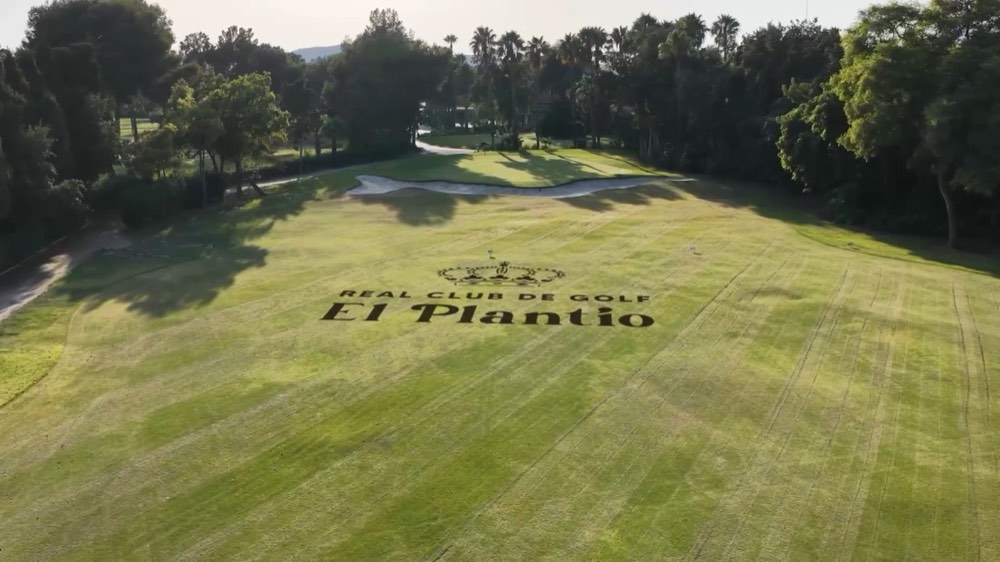 Logotipo del Real Club de Golf El Plantío integrado en el terreno durante el vuelo del hoyo 9